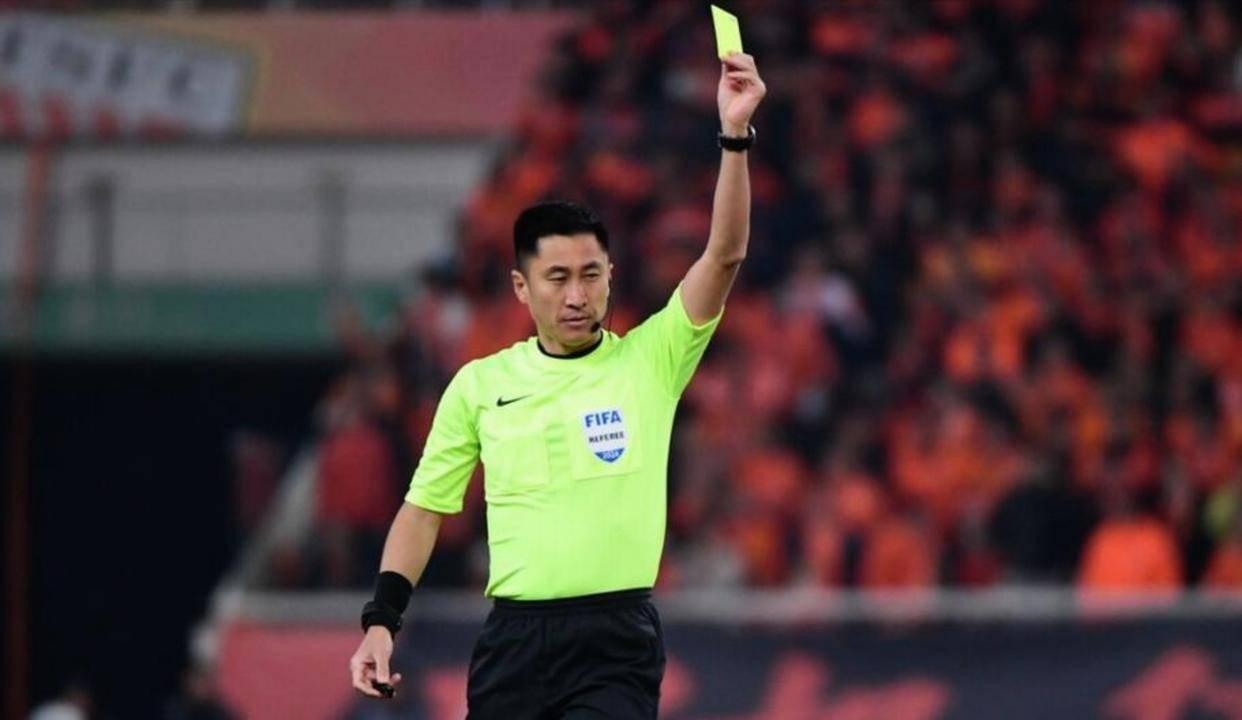 国足没去的世界杯，哨声里有中国的名字——马宁主裁登场，骂声与荣光一起站在草坪上！