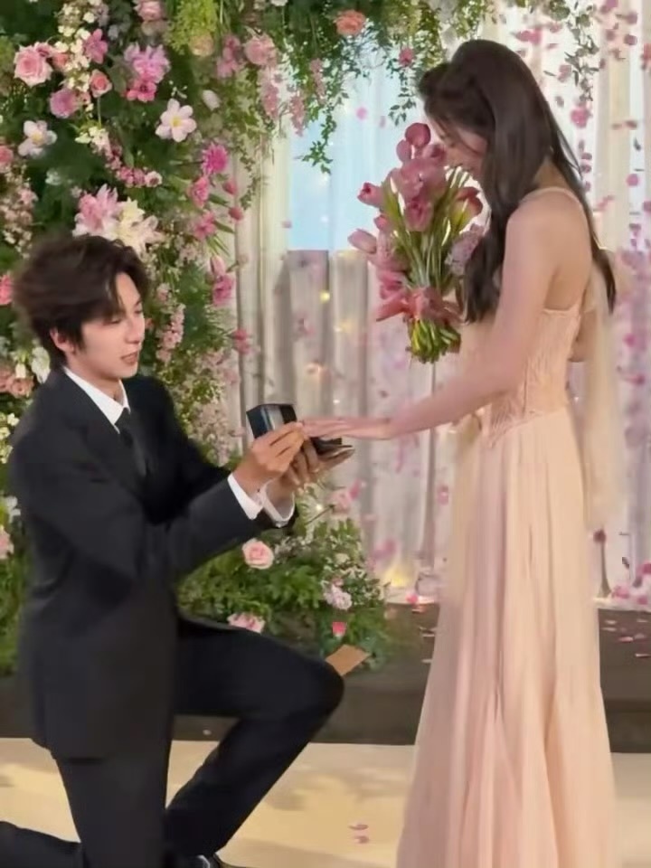 侯卓成求婚杨汝晴甜蜜名场面来袭！侯卓成浪漫求婚杨汝晴，双向奔赴的爱意格外动人，真
