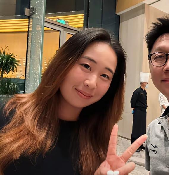 没发现吗？我们的施晗，还是很漂亮的，人群中可能不太显眼，却能独自散发芬芳，属于，