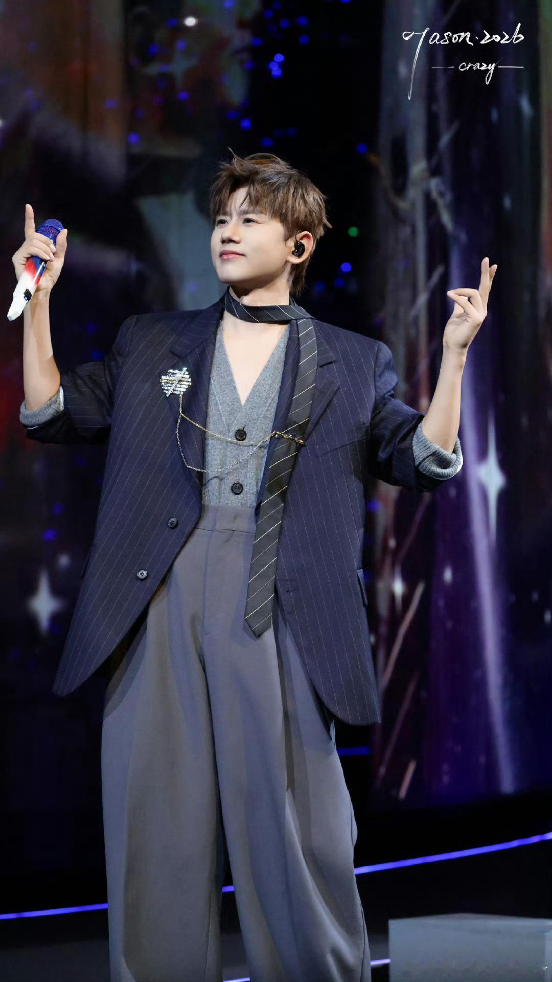 张杰20年的风今晚被张杰的《风》狠狠戳中!前奏一响，全场瞬间安静。20年前的歌宛