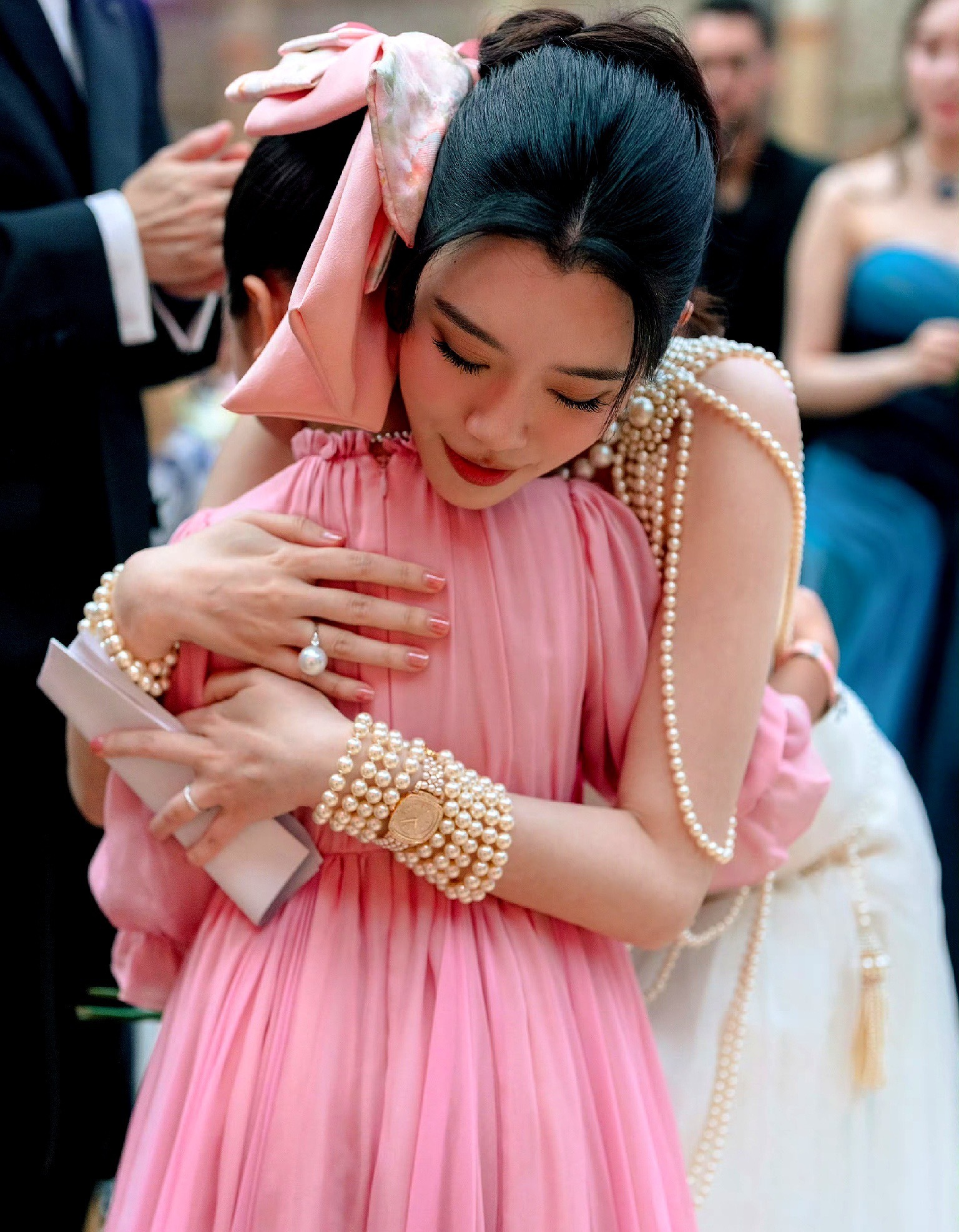 何超盈发了一组照片，画面里她女儿正和舅妈奚梦瑶亲密拥抱，两人感情特别好。 