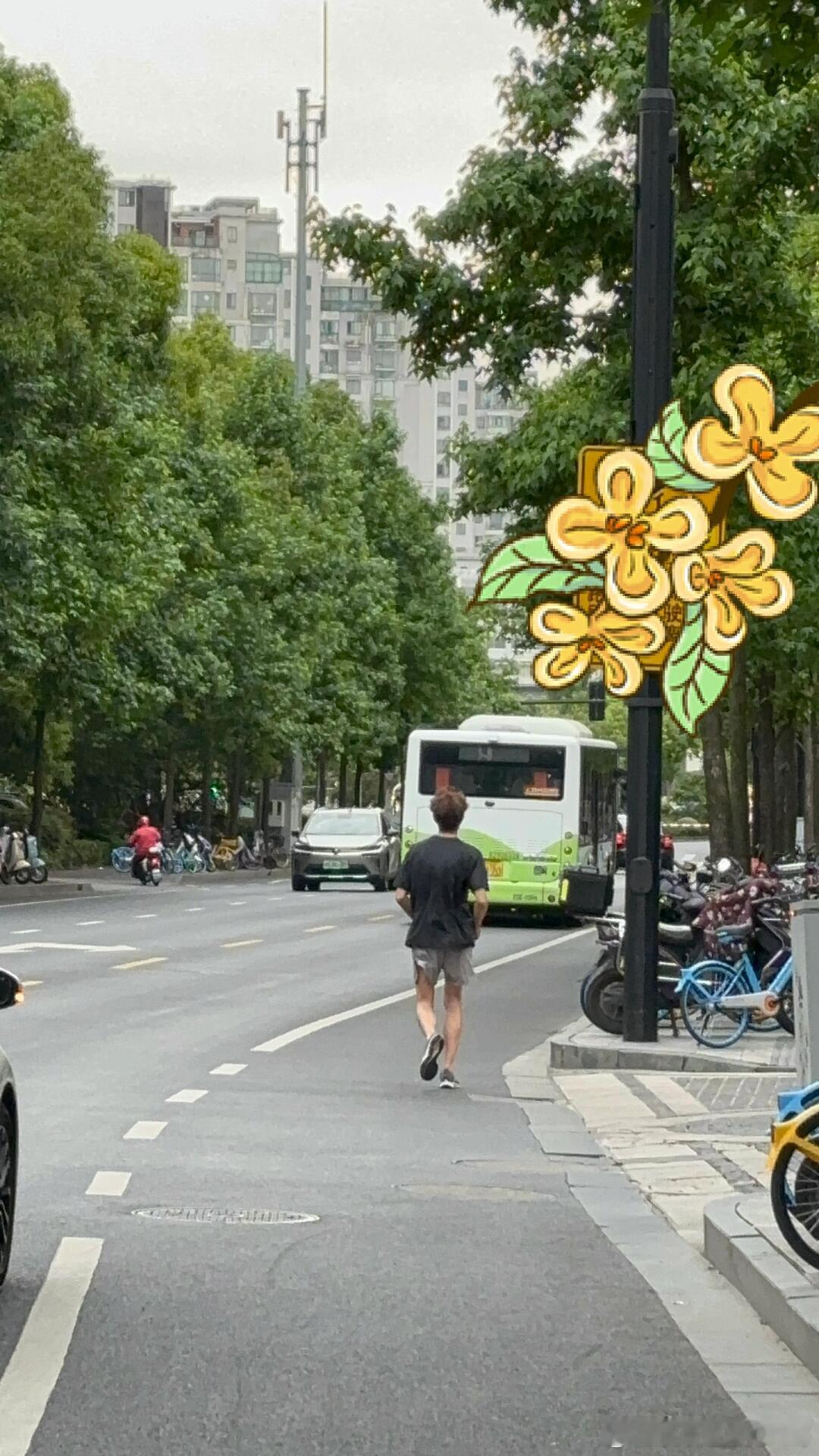 #林更新跑步被偶遇##偶遇林更新街头散步# 林更新穿着一件黑色T，下穿一条灰色中