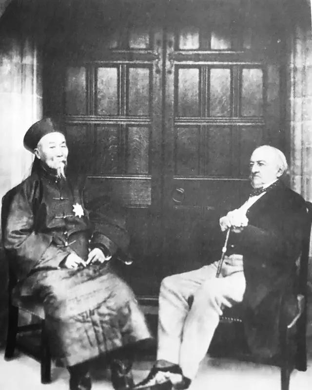 李鸿章访美，被一部电梯吓住了。

1896年，李鸿章访美，住在纽约华尔道夫酒店。