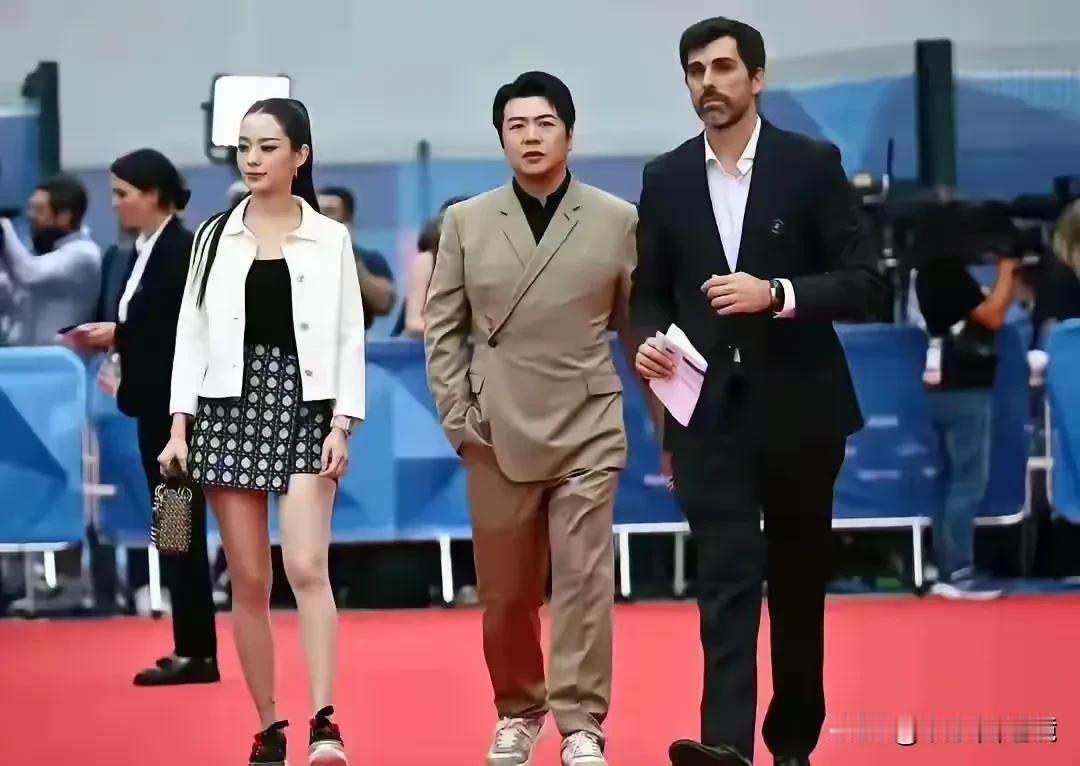 为什么这些优秀的钢琴家，都喜欢跑到国外去呢？
难道钢琴在中国没有市场吗，未必吧！
