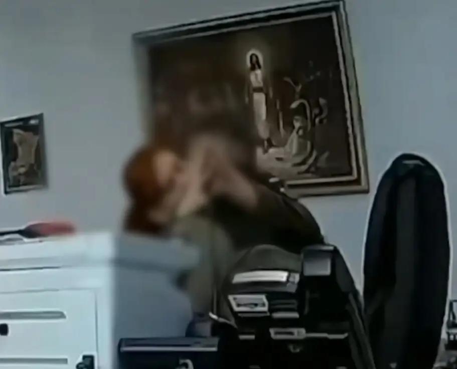 河北icon，一男子与女同事在办公室说笑，见对方朝自己勾手，以为在挑逗他，便上前