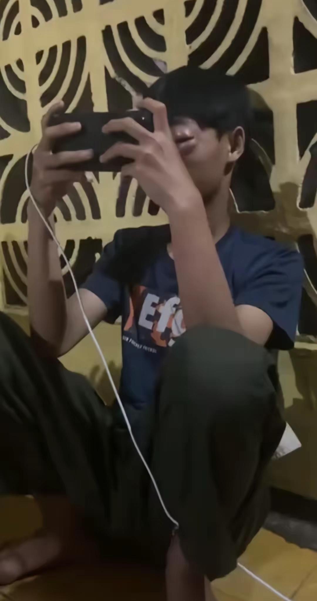 玩游戏玩到像他这种境界，眼睛都肿成这样了，还这么两眼盯着手机，应该不多见，他是不