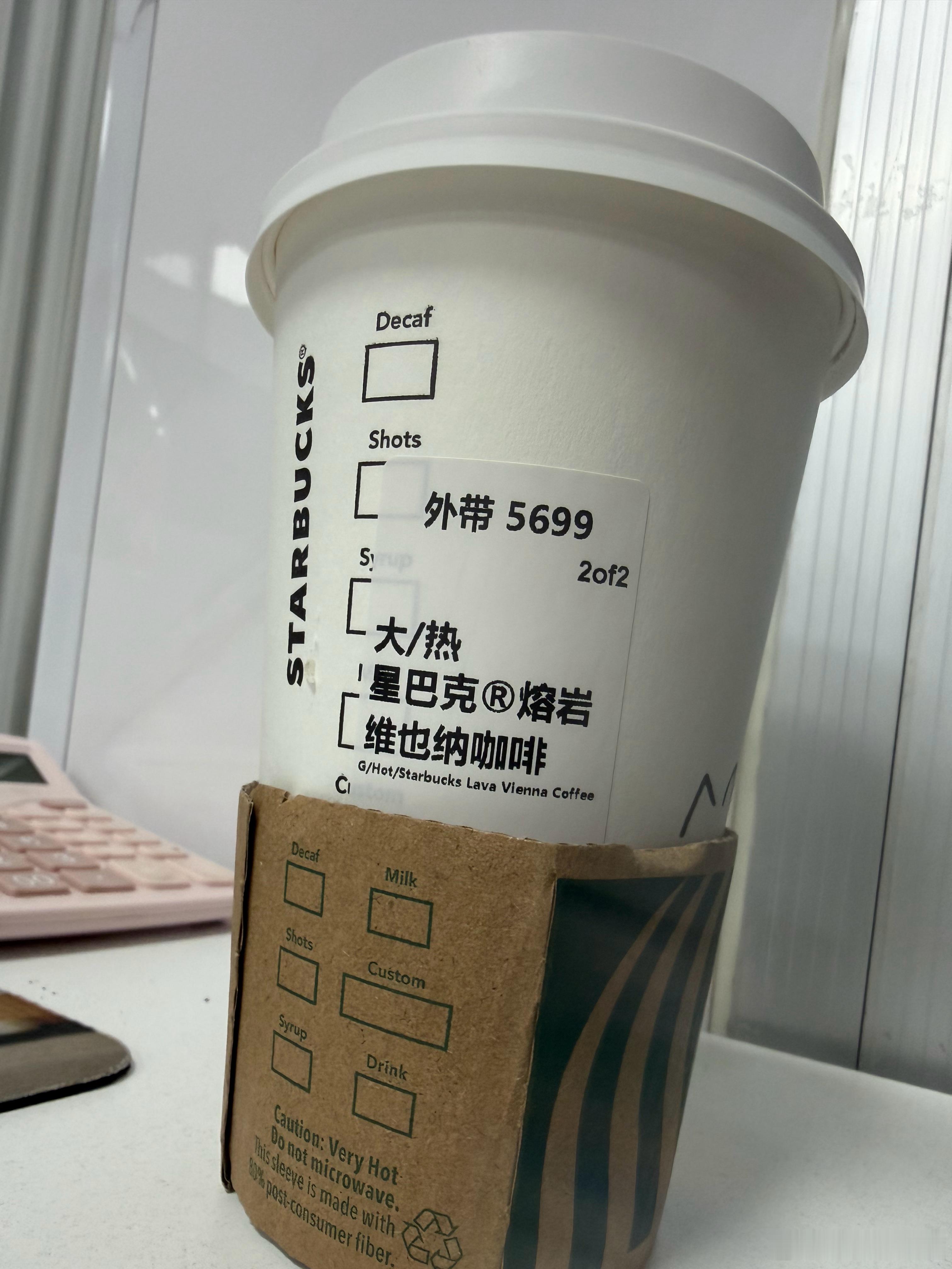 我一直都觉得，主动找别人是在打扰对方。因为我认为自己对别人来说可有可无，只有别人