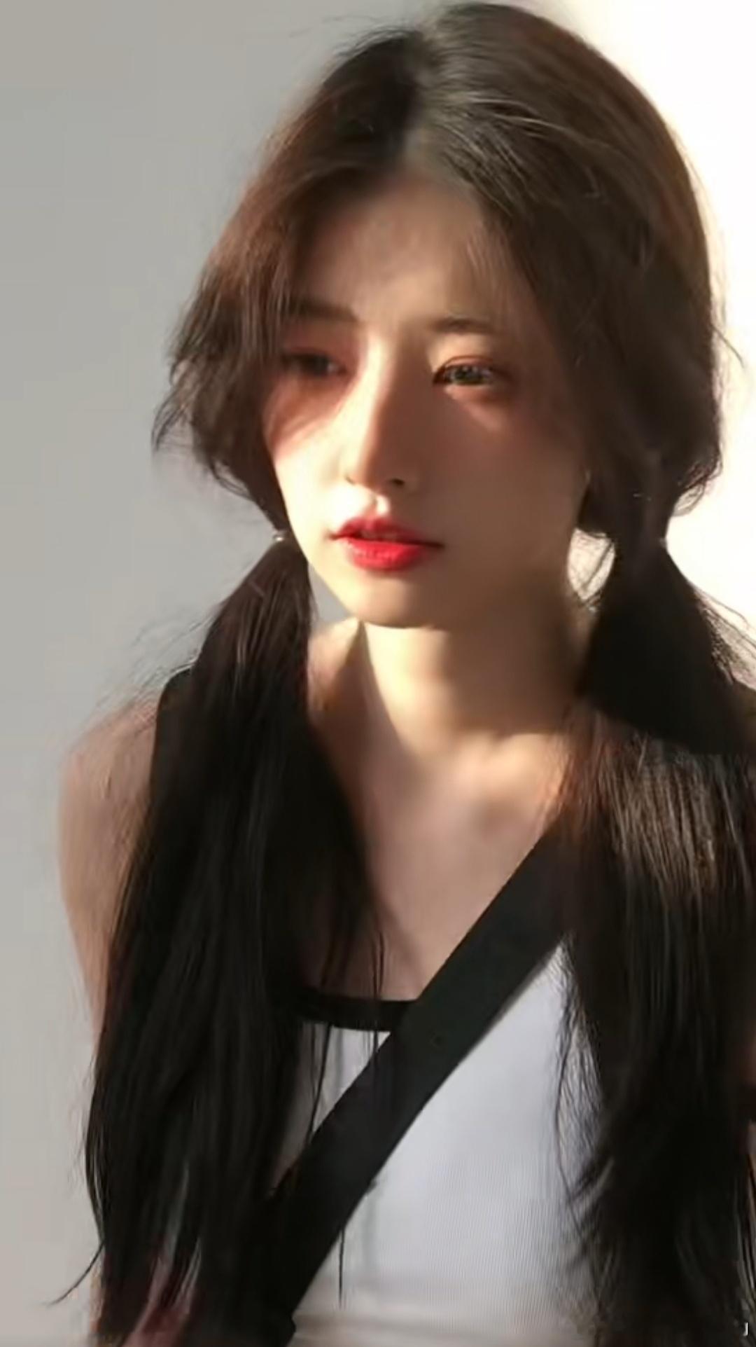 黄一鸣真的好美，感觉当妈妈以后眼里没有光了，曾有网友好心提醒，别让王思聪看到，这