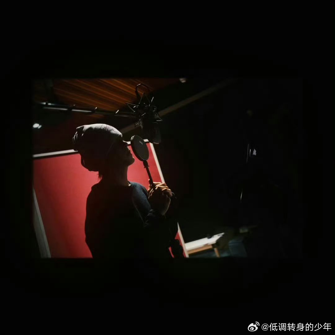 曾舜晞摸黑录音放弃视觉的时候，其他感觉会提升哦！曾舜晞好会！曾舜晞在录音棚主动关