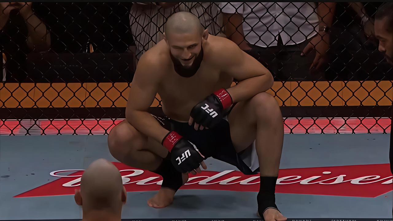 UFC328惊天冷门！狼王奇马耶夫首败，真凶根本不是对手，是体重秤！

UFC3