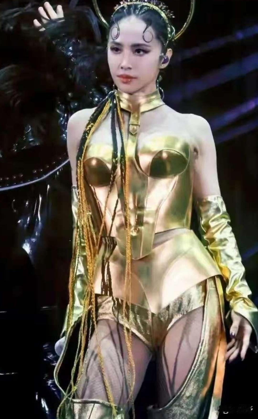 蔡依林演唱会穿搭前卫惊艳，气场拉满燃炸全场！ 