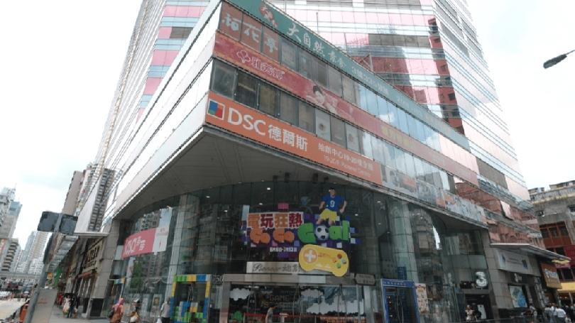 今日（22日）早上9时半，香港警方接获旺角弥敦道750号始创中心的汇丰银行职员报