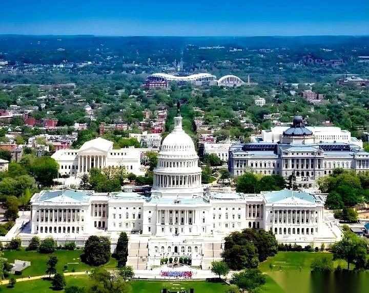 你发现没？他急了。
真的，肉眼可见的急了。
二十年前，他看你的眼神，跟看路边一只