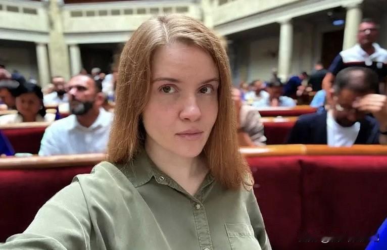 乌克兰最高拉达议员玛丽安娜·别祖格拉娅表示，要求解除乌克兰武装部队总司令瑟尔斯基