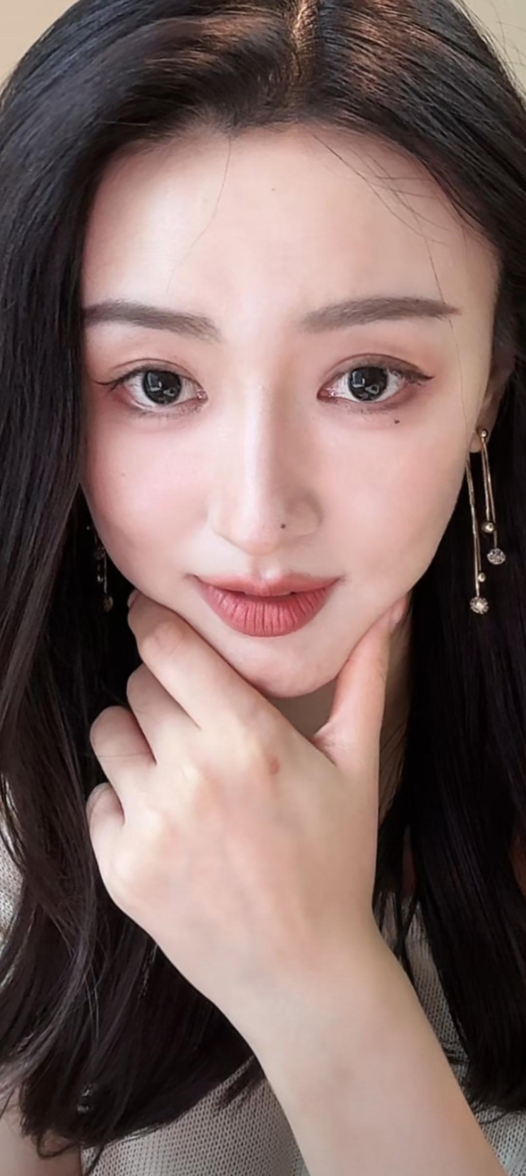 温柔甜美的微笑，自然妆容，优雅耳环，散发迷人魅力。