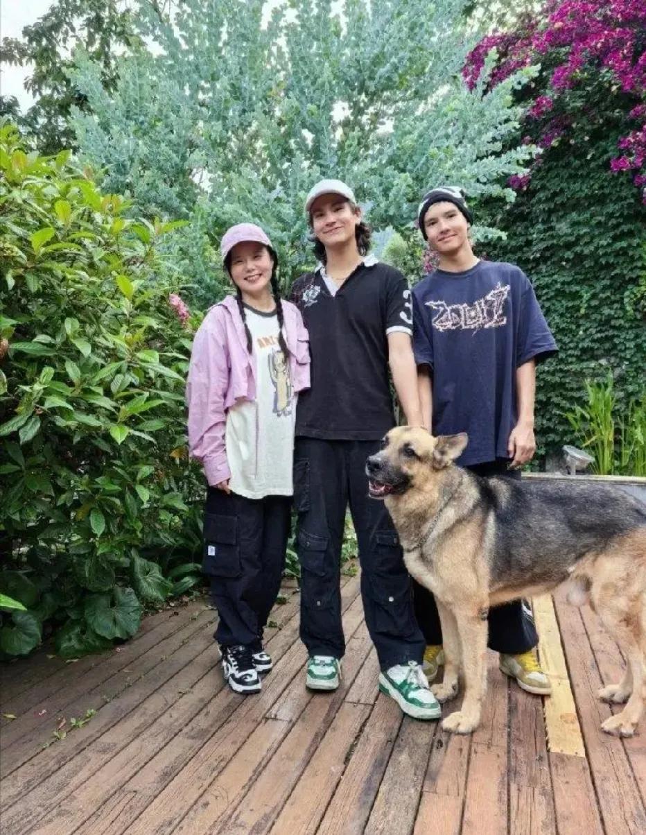 她的唱法太独到了，嗓音亮，虽然表现的神神叨叨，疯疯癫癫，却迷倒了一群人。两个帅儿