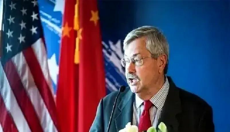 美国前驻华大使回国第，直接把美国人惊着了！

伯恩斯在中国呆了4年。第一反应是：