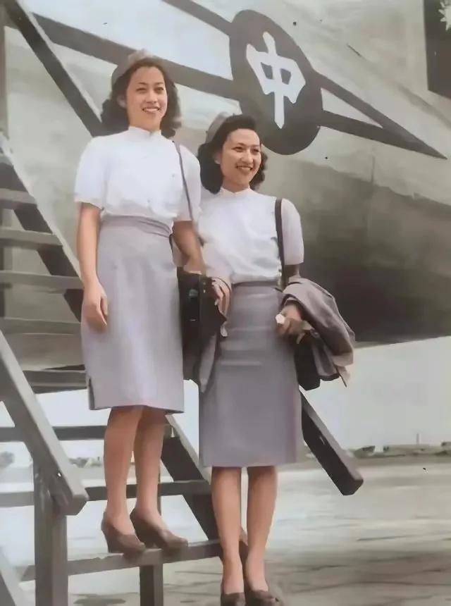 历史老照片欣赏：这是1932年的空姐，惊叹吧！很美吧！不亚于当今的空姐。这是当年