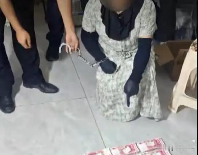 贵州剑河，一男子穿上长裙，戴上帽子，男扮男装，化身为一个精致的“女人”，在凌晨的