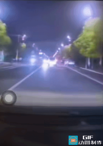 发生在我村口的一起交通事故
从行车记录仪看到，面包车被小轿车直接撞飞，飞出了一小