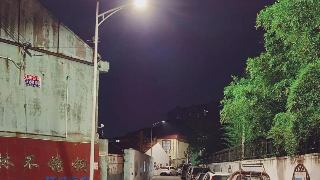 🔥亮了！齿轮厂社区背街小巷新装路灯，居民回家不再摸黑。齿轮厂社区背街小巷长期照