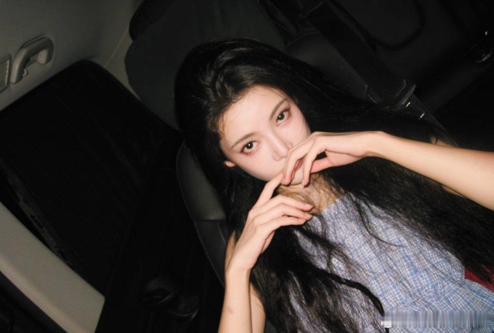 感觉孙珍妮的发量也是超级巨多 ​​​