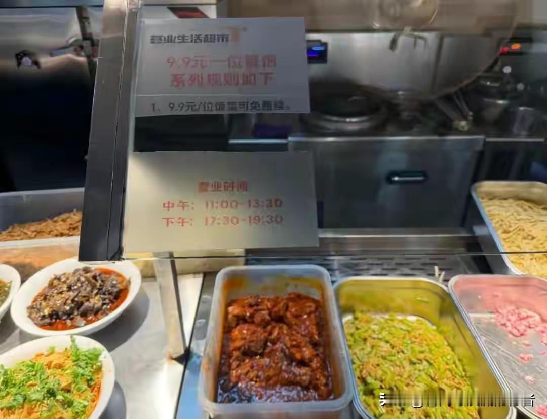 中午去超市买东西，路过熟食区时被一条长队“拽”住了脚步——十来个人排得整整齐齐，