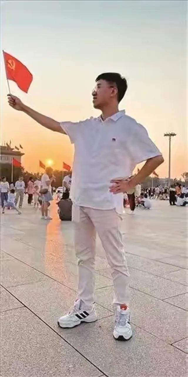 圆梦的爱国青年，得到福建舰入列纪念表[赞]
11月11日，1999年捐款140元