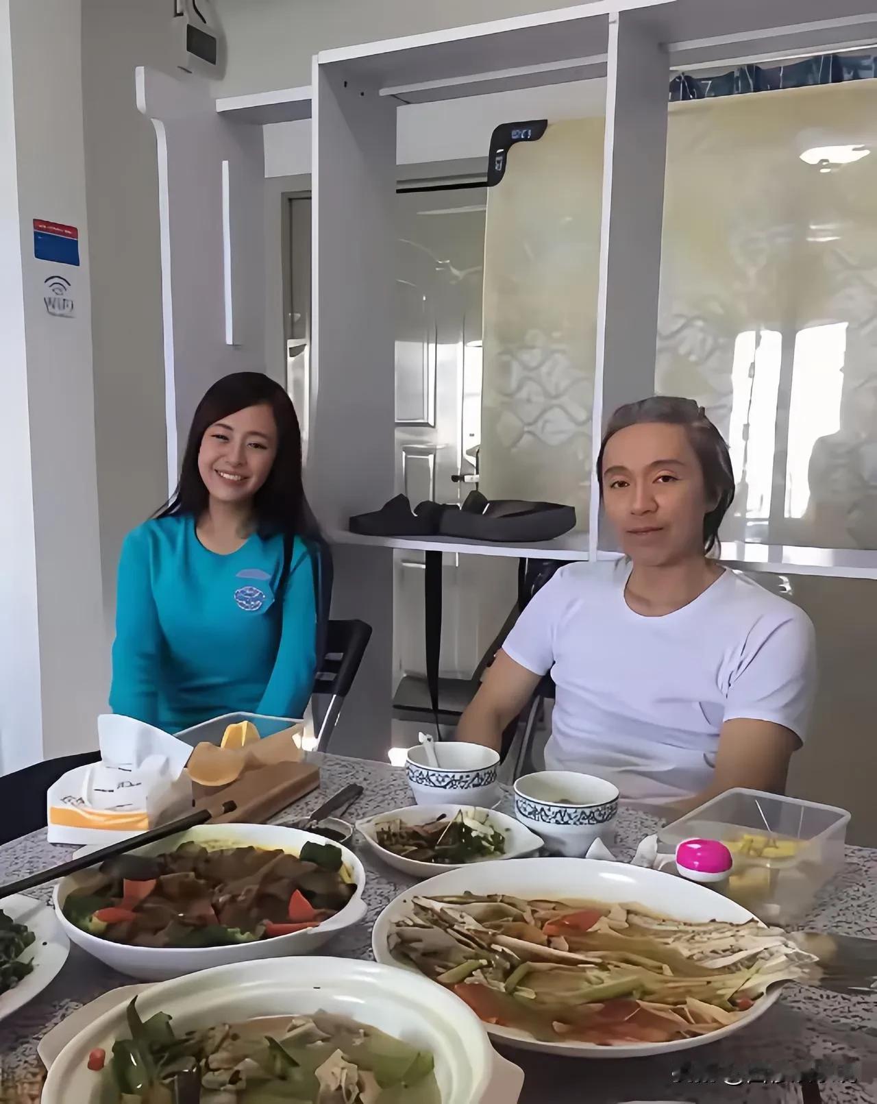 周星驰6月22日，才过了他的63岁生日，近几年他的头发已经花白了。岁月不饶人啊，