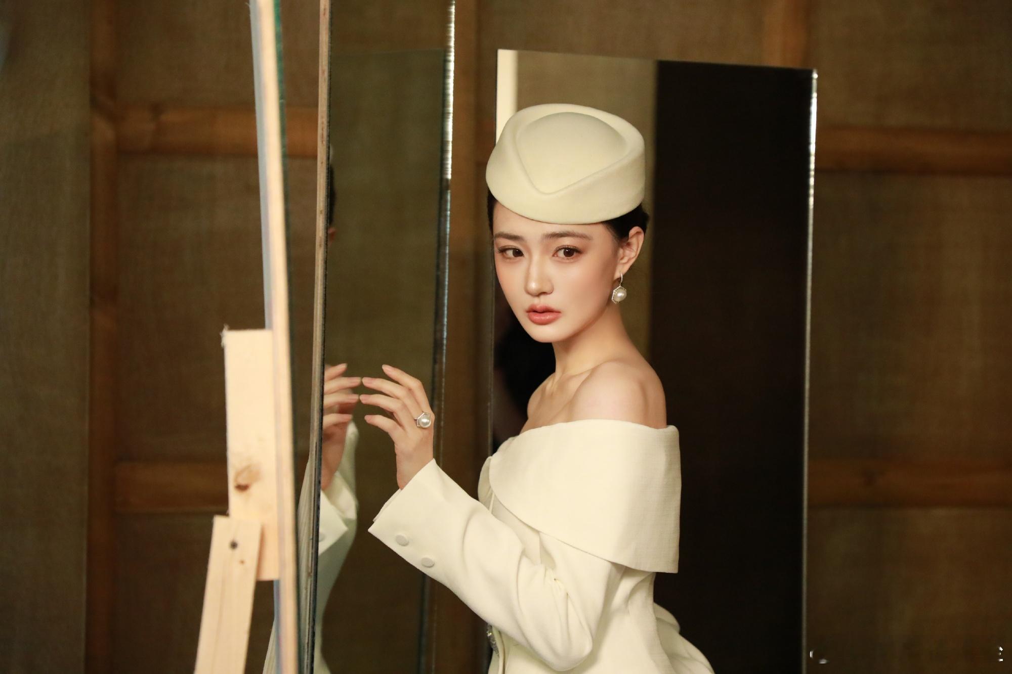 徐璐的美是明艳大气妈呀！徐璐新写真也太惊艳了吧，复古大卷发凸显颅顶，白色套装配复
