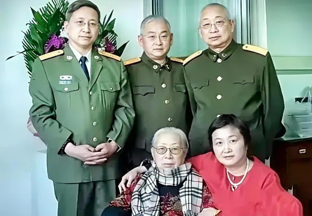 陈赓大将共有五个子女，四子一女。长子陈知非，是陈赓与烈士王根英所生。次子陈知建，