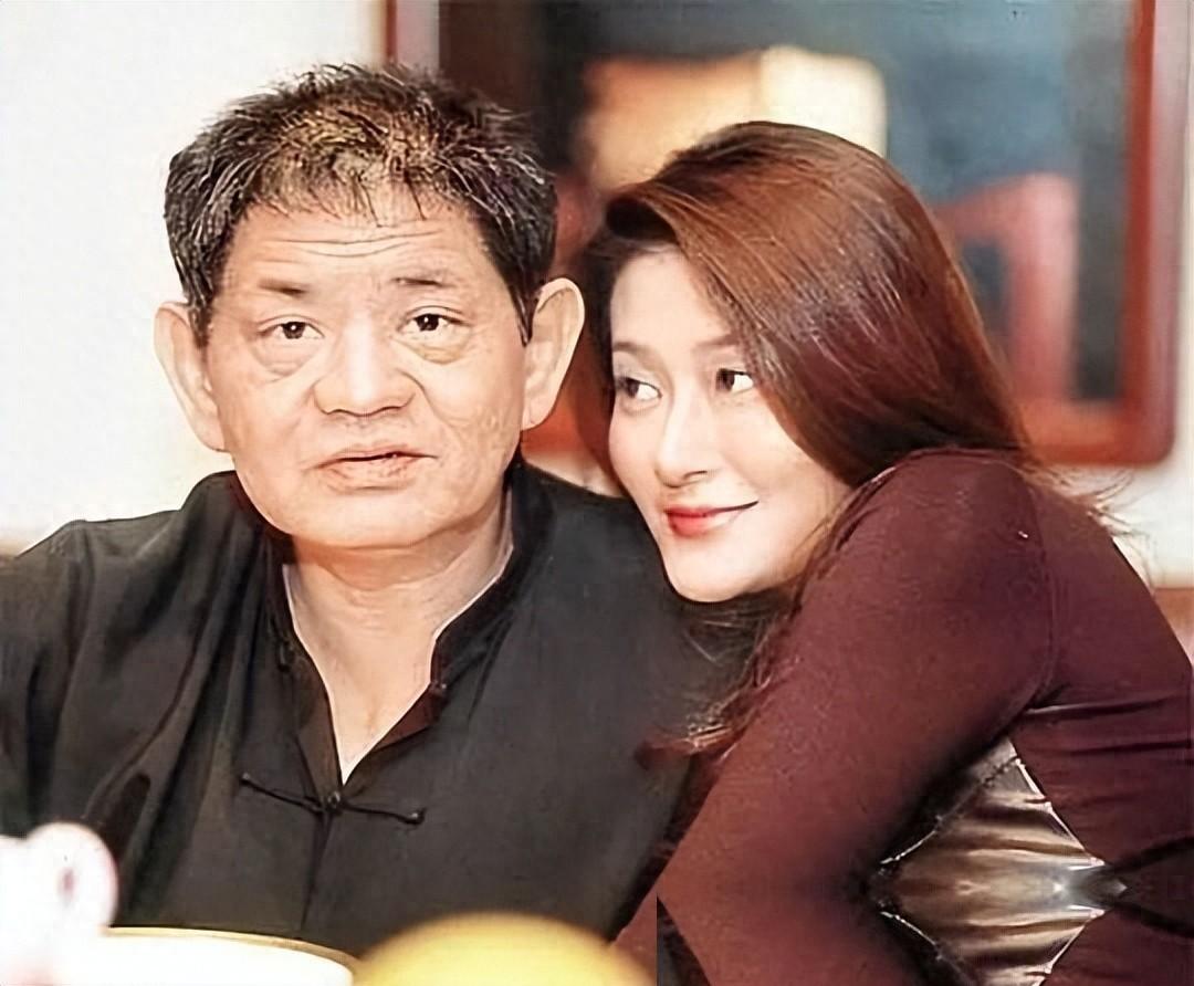 闪光灯前拍着胸脯打包票，转身就能让孤儿流落福利院，娱乐圈里的魔幻现实，有时候比电