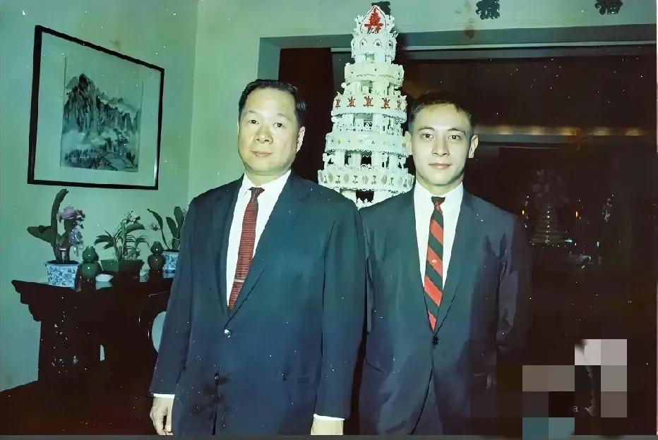 没想到这两人能心平气和的站在一起，这是1978年，孔令侃和蒋孝勇的一张合影，孔令