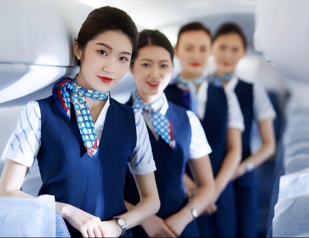 一位网友吐槽一位深圳空姐的真实收入：

基本工资2700元，

加班费372.4