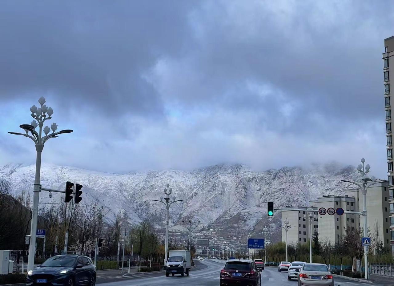 孩子们都要放春假了，拉萨还在下雪❄️