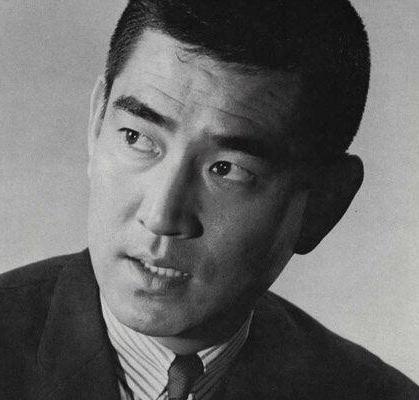 七八十年代，
他是火遍大江南北的“唯一男神”，银幕中，
他冷峻坚毅的形象，
成了