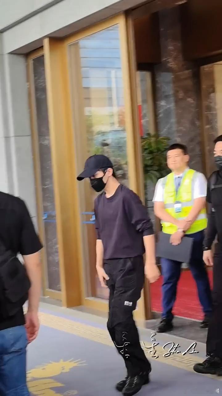 易烊千玺烟台路透易烊千玺抵达烟台 ​好吗 ​​​