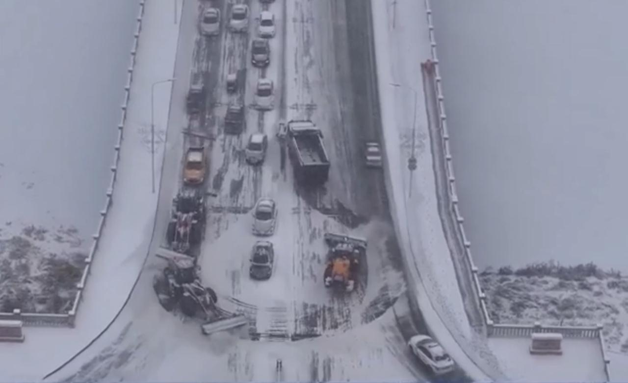 小寒至，寒潮携雪而来，解锁冬日别样景致。桥面除雪作业紧张开展，保障交通通行；山间