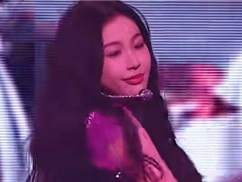 虞书欣生日会这么多人说她唱功好稳为什么我感觉连喘气的阶段都没有 是提前录好的吗唱