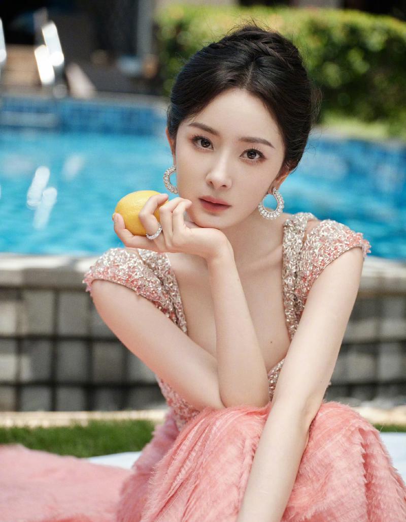 别期待杨幂只是漂亮。
这次，她要刷新你的认知。
宁浩监制，翻拍影史经典《末路狂花