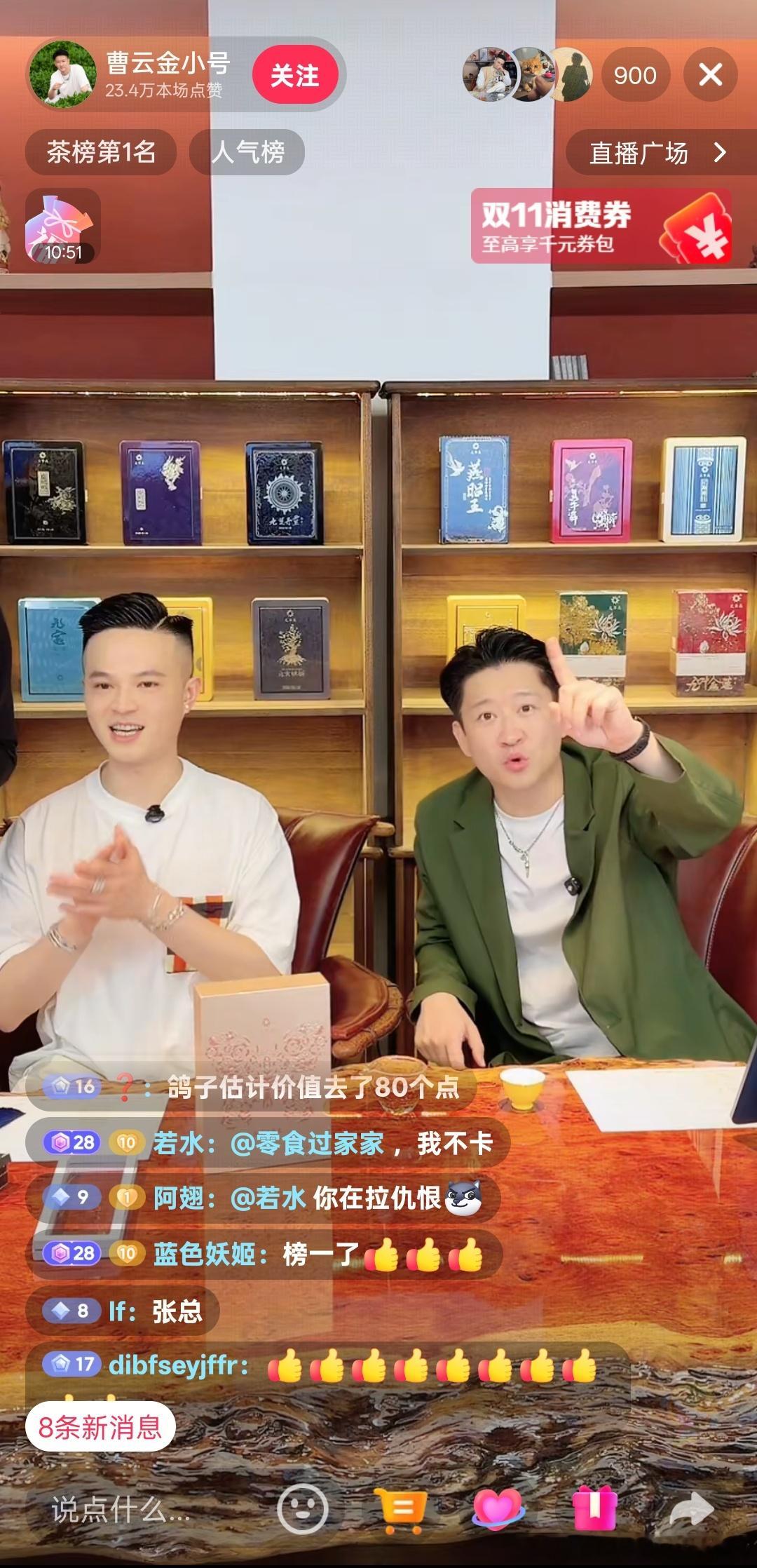 此刻，就现在，这几位中老年演员正在直播。又有新面孔了，中老年演员直播队伍不断壮大