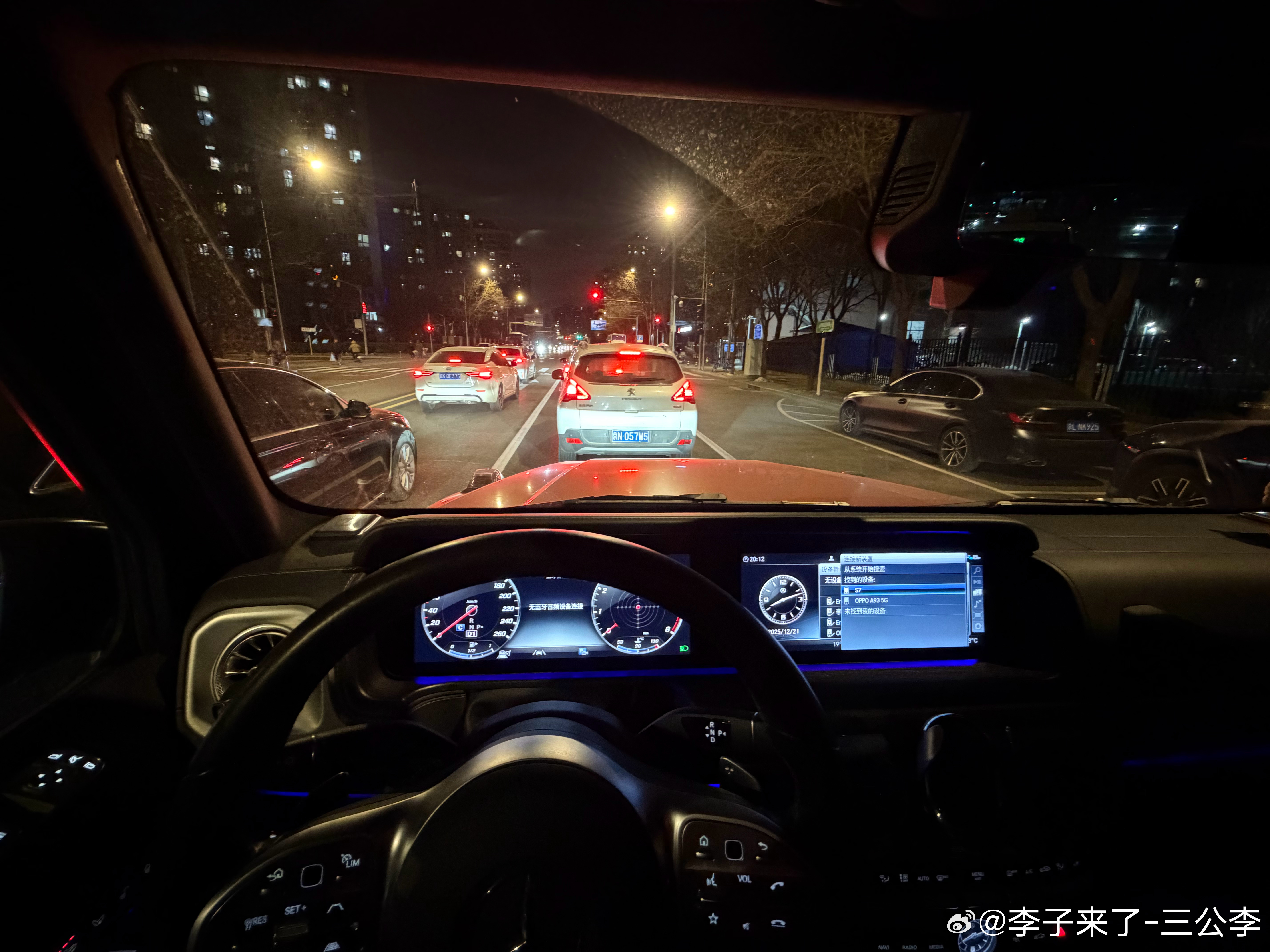 今天开嫂子的G去机场接我妹妹我问我妹你知道我今天为什么开奔驰G来接你吗答曰不知道