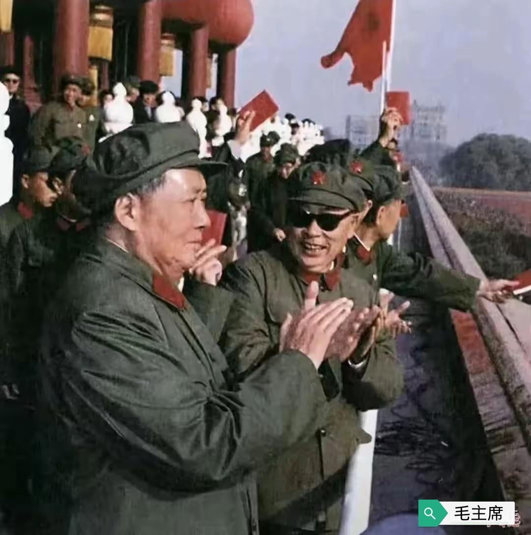 那时60年代末，毛主席身着65式军装，神采奕奕登上天安门城楼检阅青年学生游行队伍