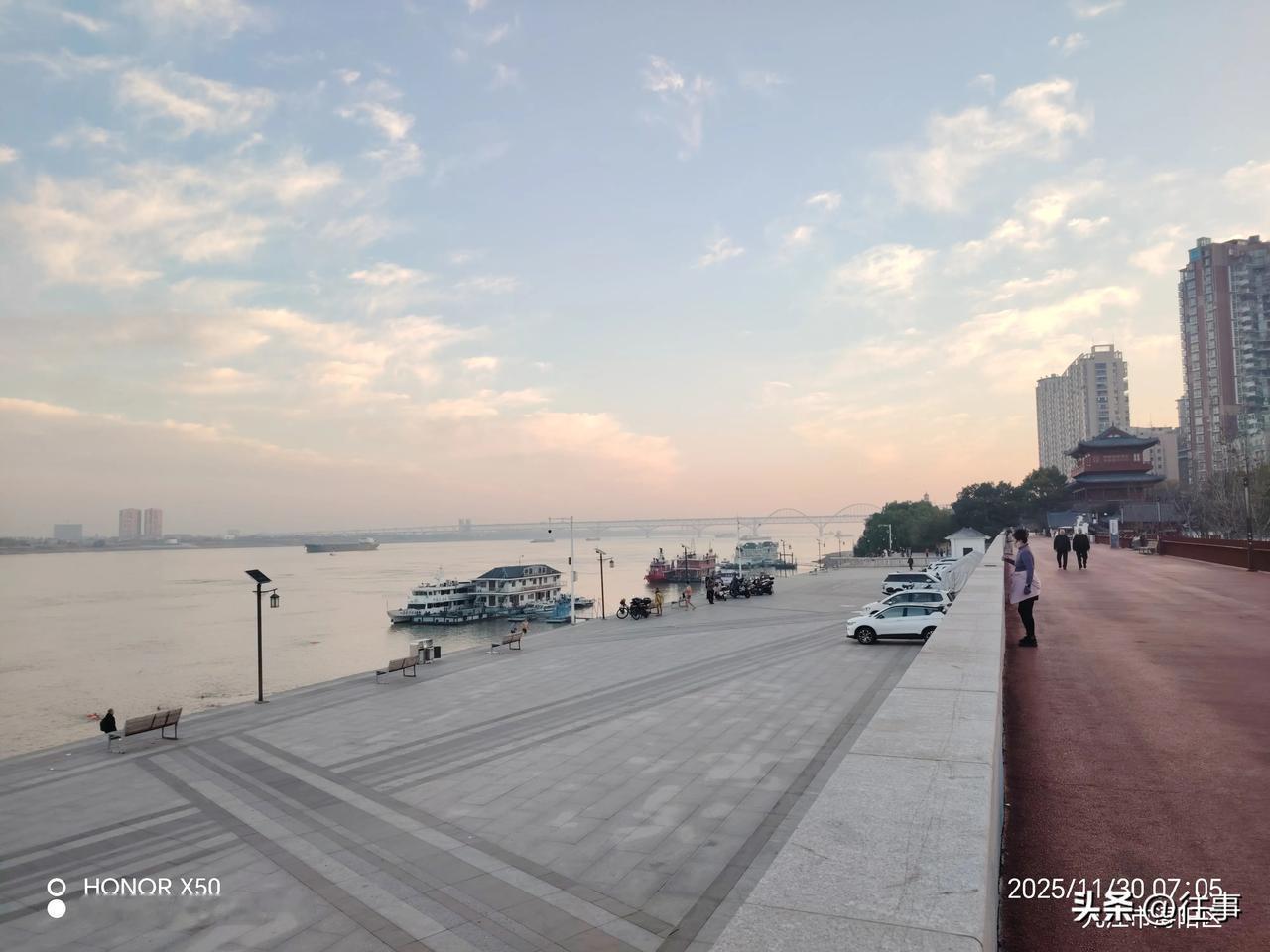 2025广州国际车展11月30日长江岸边晨练祝“2025广州国际车展”圆满成功