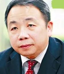 对于中国的制裁，前一天还称“荣幸之至”，第二天就开始畏之如虎？
 
一开始他还装