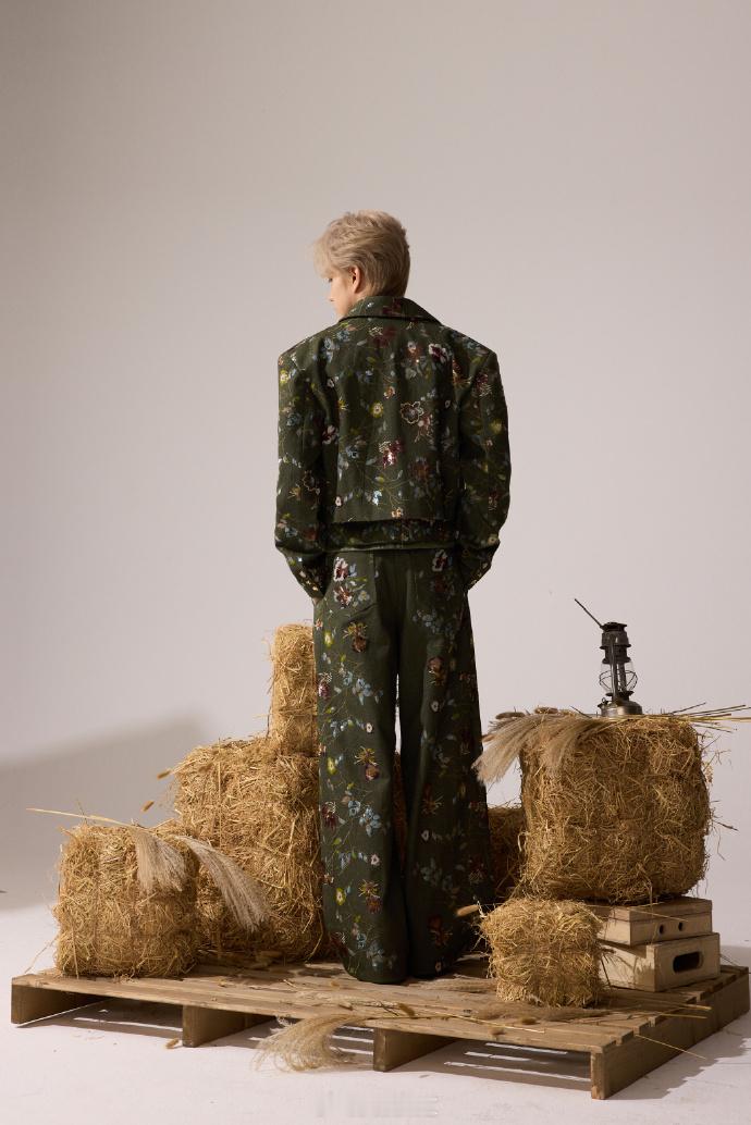 #赵一博金发plog##赵一博碎花西装套装# 赵一博的金发造型令人惊艳，碎花西装