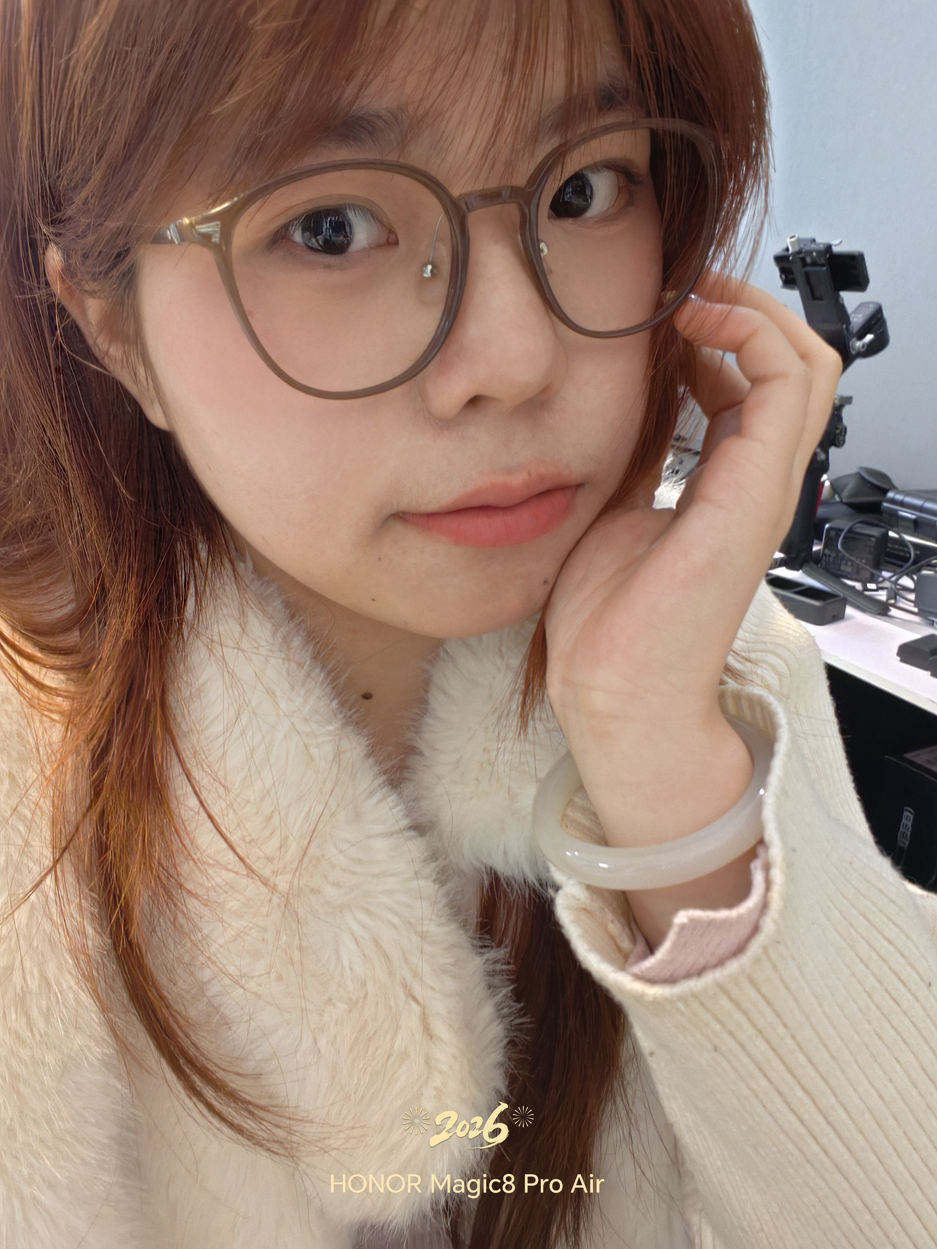 你？谁在偷偷摸鱼哈哈哈哈同事宝拍的这个角度也太奇特了，好好玩有点东西 📸用荣耀