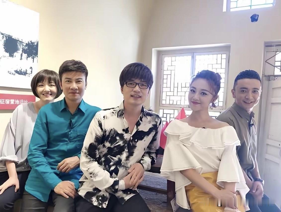 这张明星的合影里真是人才济济啊，有主持人，有歌星，有演员，还有既会演戏又会唱歌的