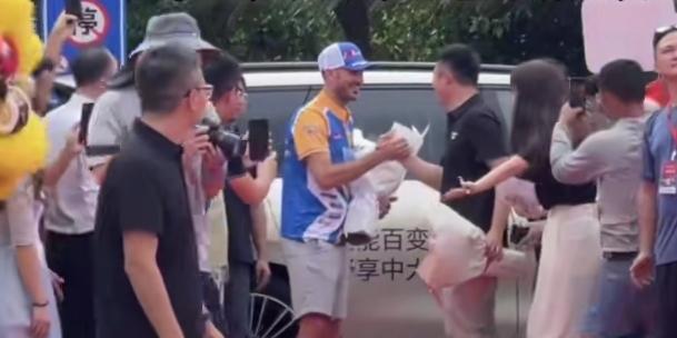 外网彻底被德比斯的中国之行刷屏。没有脚本摆拍，全是真实随手记录，看完大批海外网友