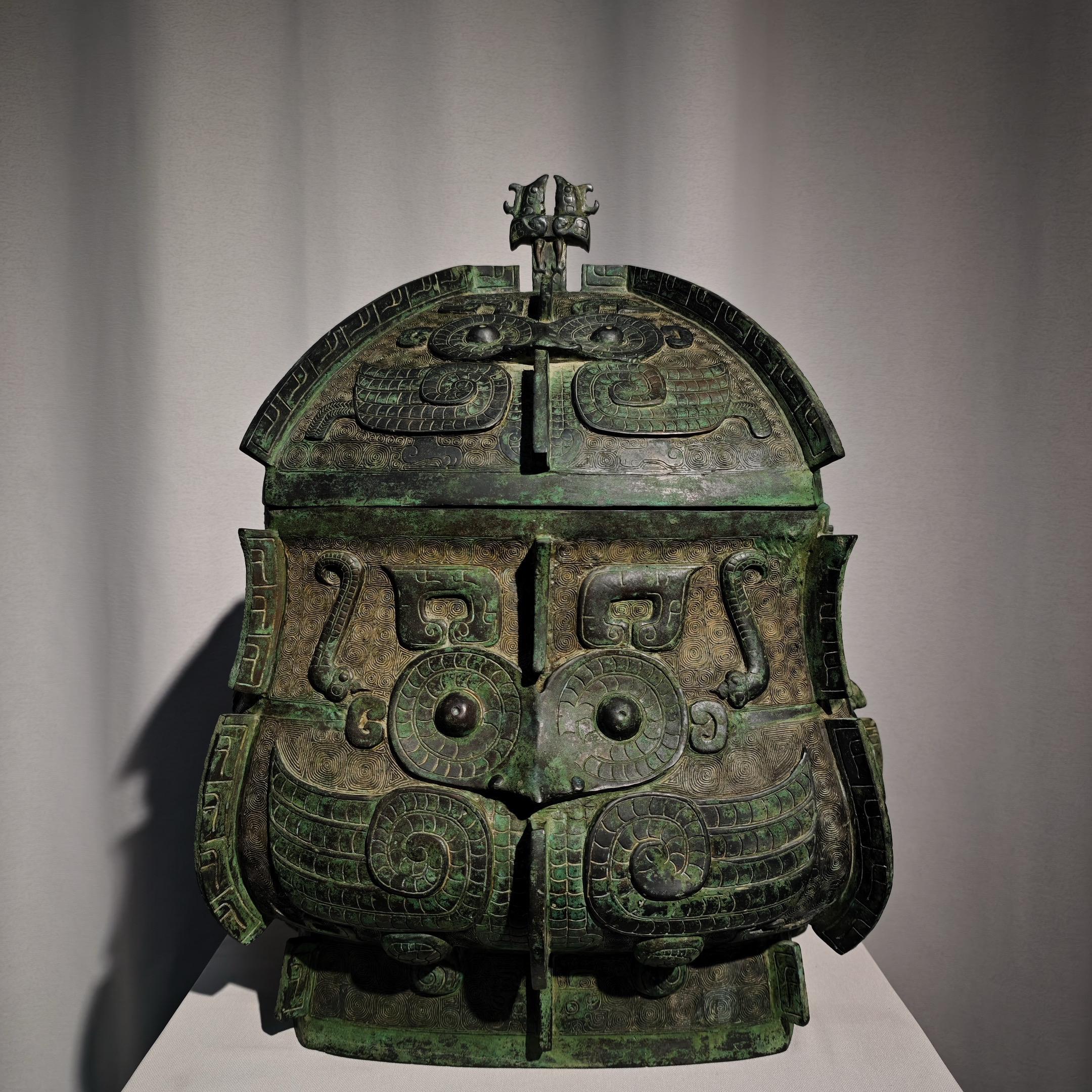 青铜兽纹方罍罐。方体带盖，造型庄重。周身饰以威严的兽面，纹饰繁复有力...